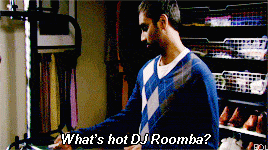 Tom, de Parks and Recreation, en conversation avec DJ Roomba.