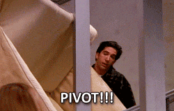Ross aus „Friends“ ruft „PIVOT!“.