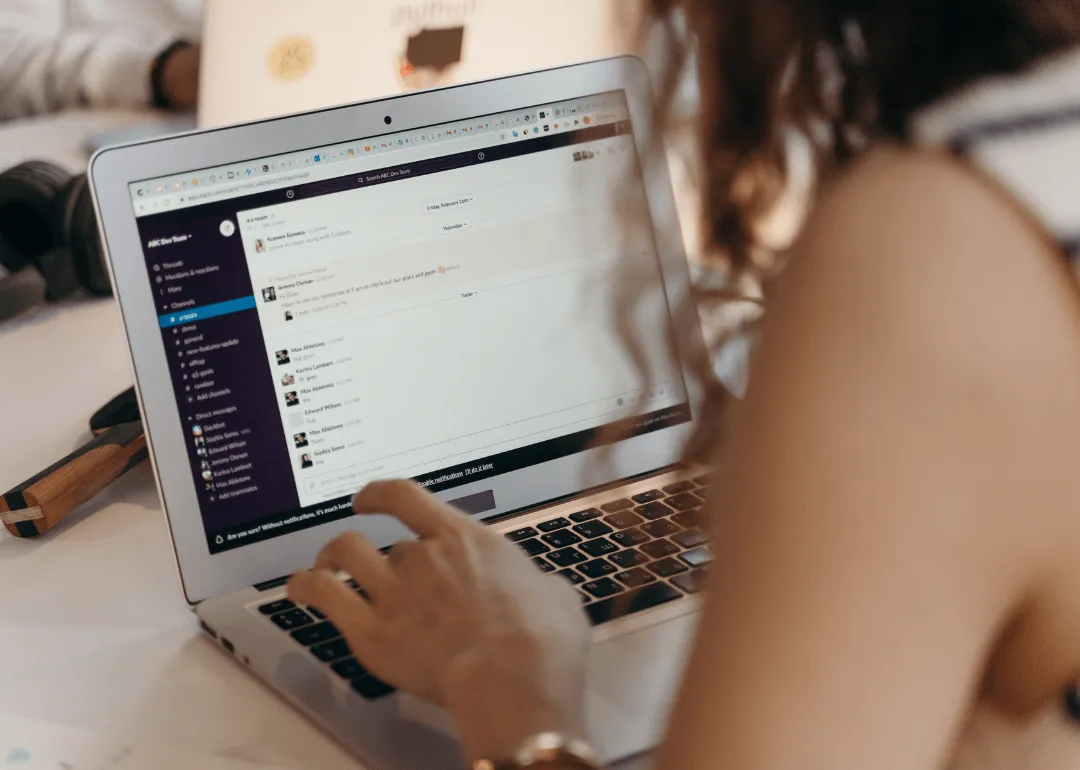 Eine Person, die mit ihrem Team in der Slack-App kommuniziert