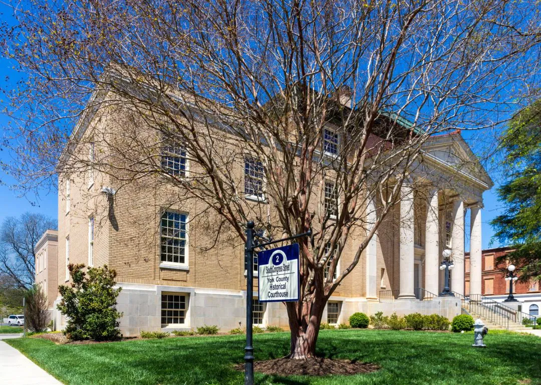 Le palais de justice du comté de York au printemps