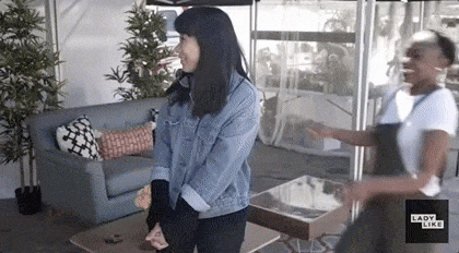GIF von sich umarmenden Mädchen