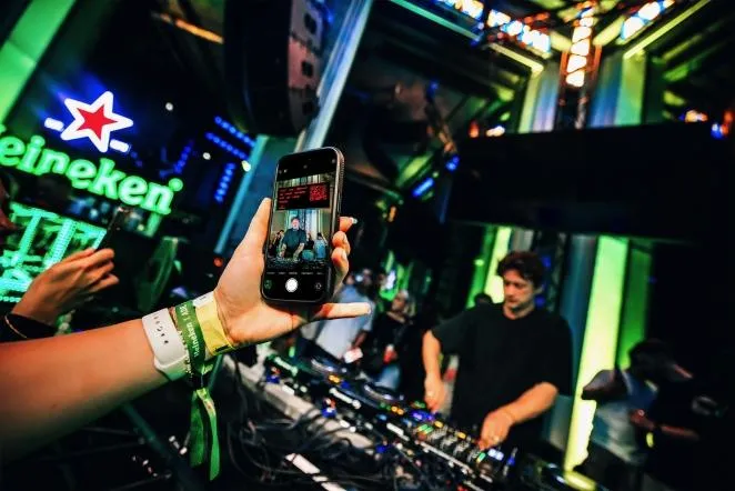 Heineken : exemples de campagnes publicitaires avec un téléphone/mode ennuyeux