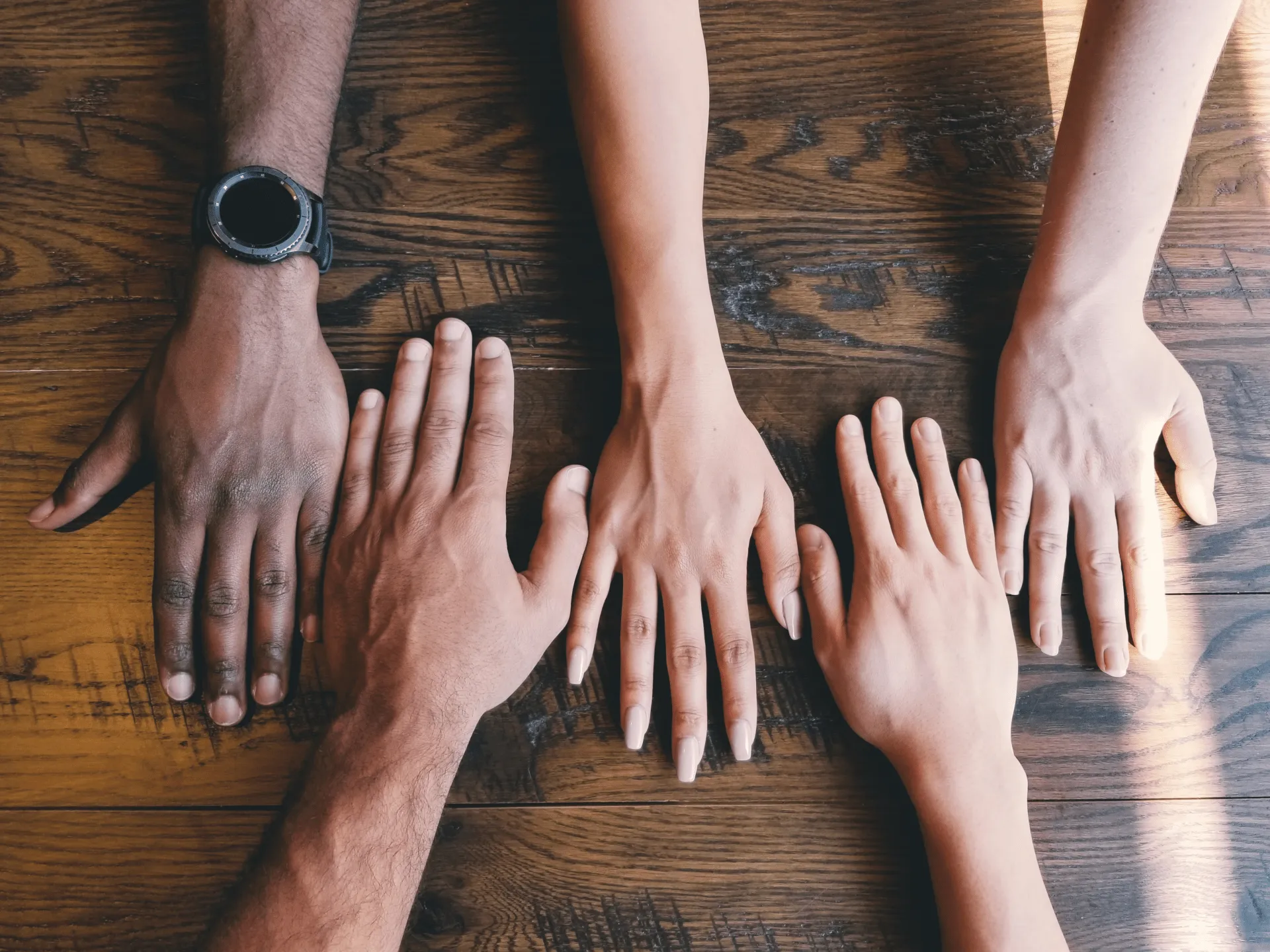 Les mains sur la table