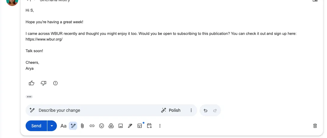 Gmail-Fenster zum Verfassen einer E-Mail mit einem Entwurf, in dem einem Kollegen eine Publikation empfohlen wird, sowie den Steuerelementen „Änderung beschreiben“ und „Überarbeiten“ unterhalb der Nachricht für KI-gestützte Überarbeitungen.