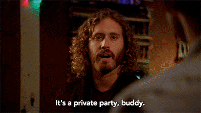 Um segurança dizendo que é uma festa privada