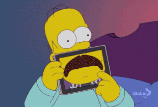 Em casa, assistindo Os Simpsons, deslizando o dedo no iPad para criar um novo visual para o bigode.