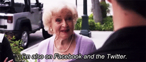 Anziana signora che dice: "Sono anche su Facebook e Twitter".