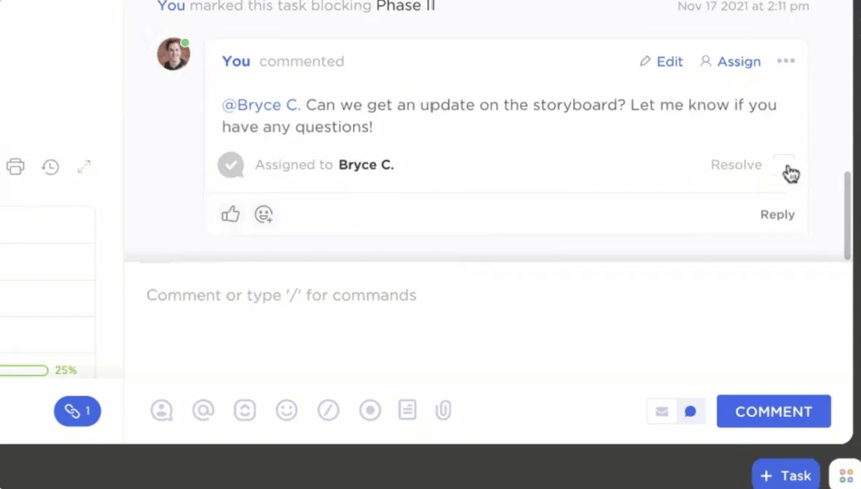 Invia i feedback direttamente ai membri del team utilizzando i commenti assegnati in ClickUp.